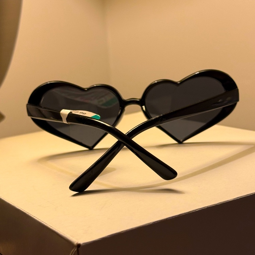 Women’s Black, Retro, Heart-Shaped, Sunglasses - Picture 2 of 5